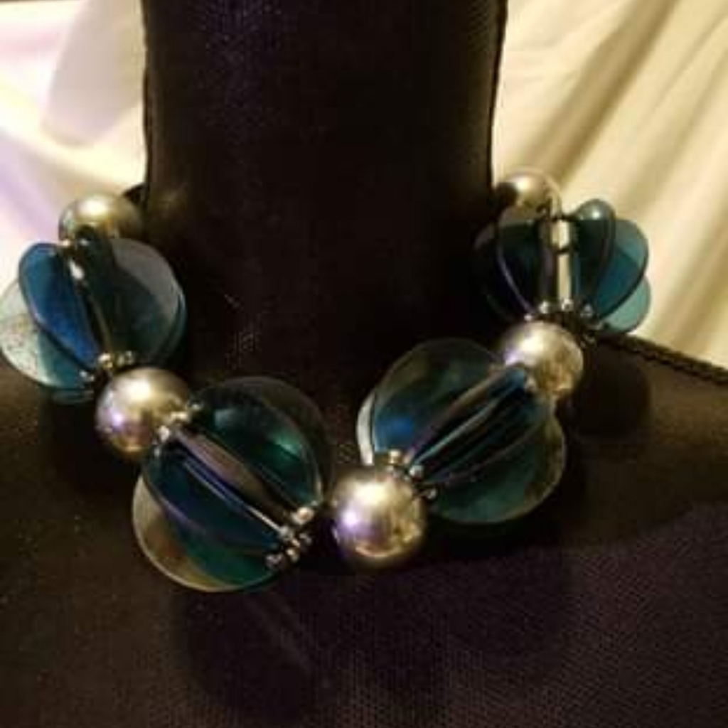 Ladies Chunky Beaded Necklace 10$